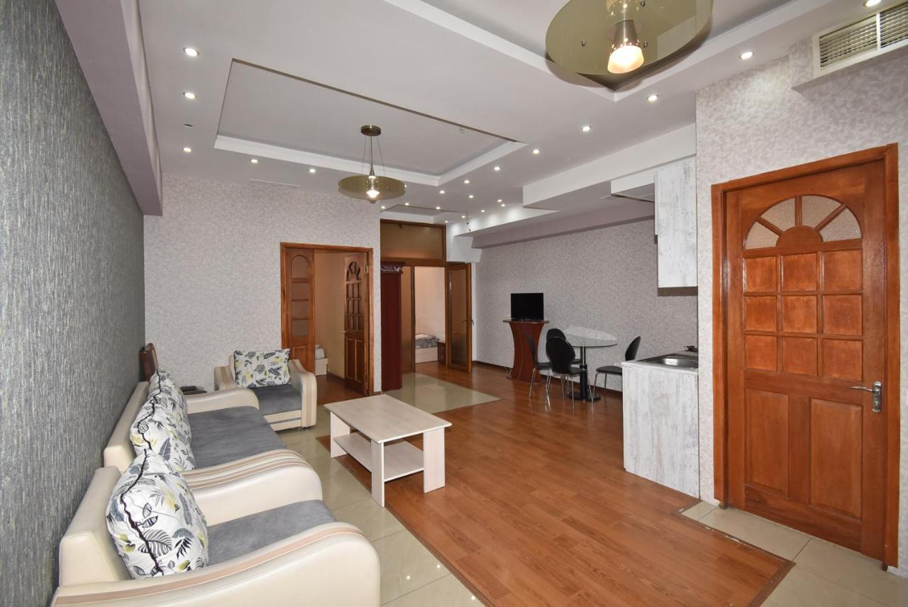 Armenak Apartment No 8, Abovyan Street 예레반 외부 사진
