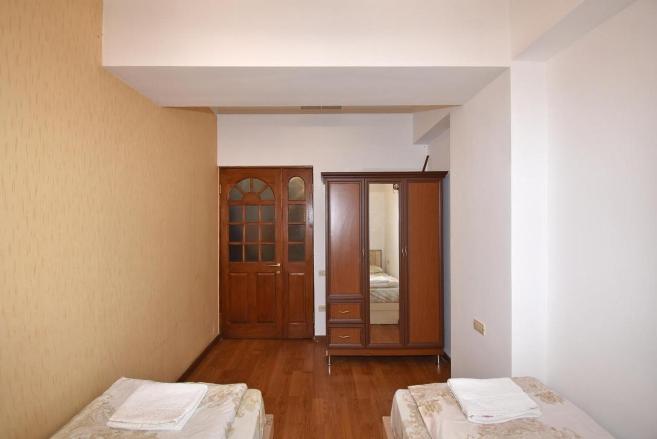 Armenak Apartment No 8, Abovyan Street 예레반 외부 사진